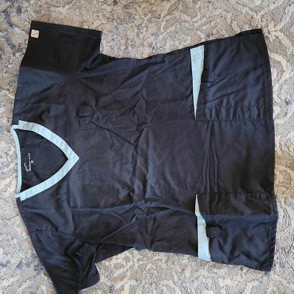 UA buttersoft scrub top